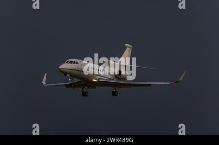 Ein Dassault Falcon 900LX von Delta Technical Services befindet sich im Landeanflug auf den Flughafen Zürich. Registrierung M-ILTA. (Zürich, Schweiz, 1 Stockfoto