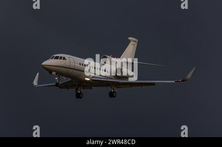 Ein Dassault Falcon 900LX von Delta Technical Services befindet sich im Landeanflug auf den Flughafen Zürich. Registrierung M-ILTA. (Zürich, Schweiz, 1 Stockfoto