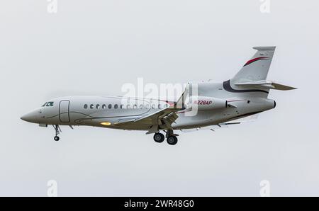 Ein Dassault Falcon 7X von TVPX Aircraft Solutions Inc. Befindet sich im Landeanflug auf den Flughafen Zürich. Möglicherweise bringt der Privatjet Gä Stockfoto