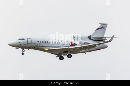 Ein Dassault Falcon 7X von TVPX Aircraft Solutions Inc. Befindet sich im Landeanflug auf den Flughafen Zürich. Möglicherweise bringt der Privatjet Gä Stockfoto