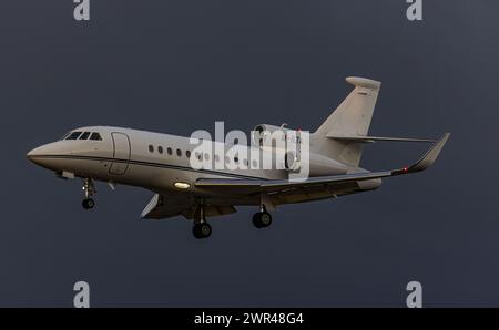 Ein Dassault Falcon 900LX von Delta Technical Services befindet sich im Landeanflug auf den Flughafen Zürich. Registrierung M-ILTA. (Zürich, Schweiz, 1 Stockfoto