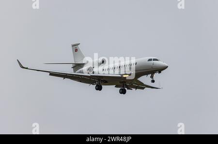 Ein Dassault Falcon 7X von CAT Aviation ist im Landeanflug auf den Flughafen Zürich. Der Privatjet bringt möglicherweise Gäste für das World Economic Stockfoto