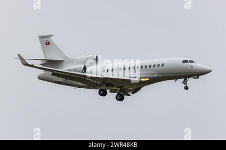 Ein Dassault Falcon 7X von CAT Aviation ist im Landeanflug auf den Flughafen Zürich. Der Privatjet bringt möglicherweise Gäste für das World Economic Stockfoto