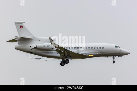 Ein Dassault Falcon 7X von CAT Aviation ist im Landeanflug auf den Flughafen Zürich. Der Privatjet bringt möglicherweise Gäste für das World Economic Stockfoto