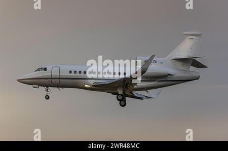 Ein Dassault Falcon 900LX von Delta Technical Services befindet sich im Landeanflug auf den Flughafen Zürich. Registrierung M-ILTA. (Zürich, Schweiz, 1 Stockfoto