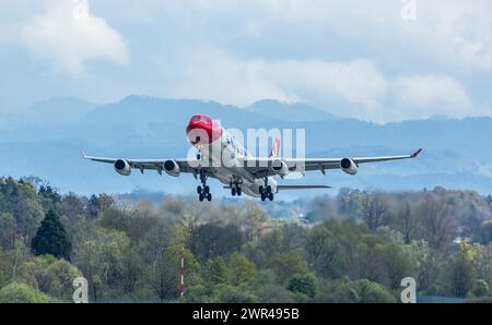 Ein Airbus A340-313X von Edelweiss Air startete vom Flughafen Zürich. Registrierung HB-JME. (Zürich, Schweiz, 24.04.2023) Stockfoto