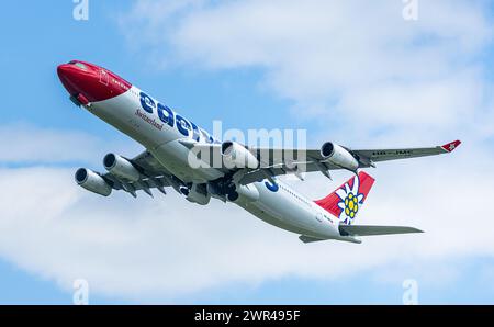 Ein Airbus A340-313X von Edelweiss Air startete vom Flughafen Zürich. Registrierung HB-JME. (Zürich, Schweiz, 24.04.2023) Stockfoto