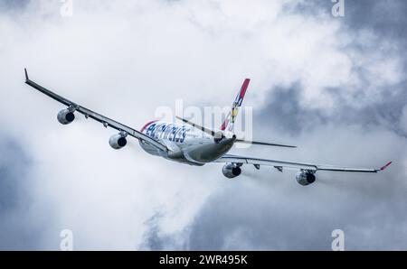 Ein Airbus A340-313X von Edelweiss Air startete vom Flughafen Zürich. Registrierung HB-JME. (Zürich, Schweiz, 24.04.2023) Stockfoto