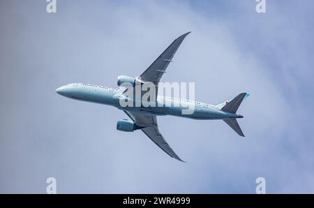 Ein Boeing 787-9 Dreamliner von Air Canada überfliegt nach der Start auf dem Flughafen Zürich den Flughafen. Registrierung C-FGEO. (Zürich, Schweiz, 18 Stockfoto