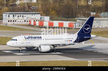 Ein Airbus A319-112 von Lufthansa startete von Startbahn 28 des Flughafen Zürich. Registrierung D-AIBN. (Zürich, Schweiz, 18.02.2023) Stockfoto