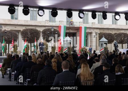 Budapest, Ungarn. März 2024. Ungarns neuer Präsident Tamas Sulyok hält eine Rede während der Einweihungsfeier vor dem Sandor-Palast, der Residenz des ungarischen Präsidenten in Budapest, Ungarn, am 10. März 2024. Quelle: Attila Volgyi/Xinhua/Alamy Live News Stockfoto