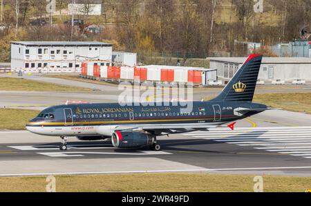 Ein Airbus A319-132 von Royal Jordanian Airlines startete von Startbahn 28 auf dem Flughafen Zürich. Registrierung JY-AYN. (Zürich, Schweiz, 18.02.2023) Stockfoto