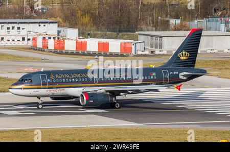 Ein Airbus A319-132 von Royal Jordanian Airlines startete von Startbahn 28 auf dem Flughafen Zürich. Registrierung JY-AYN. (Zürich, Schweiz, 18.02.2023) Stockfoto