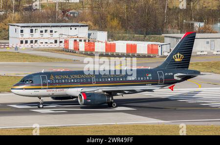 Ein Airbus A319-132 von Royal Jordanian Airlines startete von Startbahn 28 auf dem Flughafen Zürich. Registrierung JY-AYN. (Zürich, Schweiz, 18.02.2023) Stockfoto