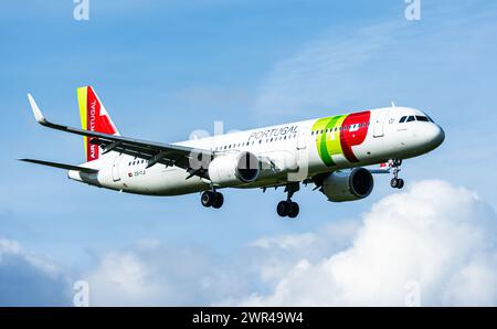 Ein Airbus A321-251N von TAP Air Portugal befindet sich im Landeanflug auf den Flughafen Zürich. Registrierung des Airbus A321neo CS-TJI. (Zürich, Schw Stockfoto