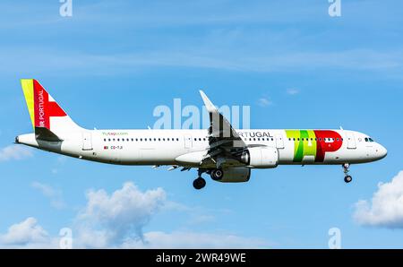 Ein Airbus A321-251N von TAP Air Portugal befindet sich im Landeanflug auf den Flughafen Zürich. Registrierung des Airbus A321neo CS-TJI. (Zürich, Schw Stockfoto