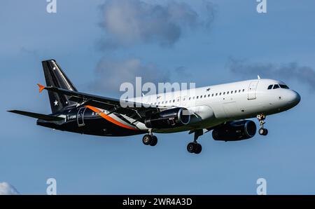 Ein Airbus A320-232 von Titan Airways befindet sich im Landeanflug auf den Flughafen Zürich. Registrierung G-POWM. (Zürich, Schweiz, 14.04.2023) Stockfoto