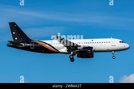 Ein Airbus A320-232 von Titan Airways befindet sich im Landeanflug auf den Flughafen Zürich. Registrierung G-POWM. (Zürich, Schweiz, 14.04.2023) Stockfoto