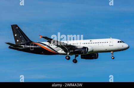 Ein Airbus A320-232 von Titan Airways befindet sich im Landeanflug auf den Flughafen Zürich. Registrierung G-POWM. (Zürich, Schweiz, 14.04.2023) Stockfoto