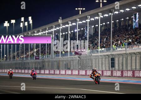 Doha, Katar. März 2024. Der südafrikanische Fahrer Brad Binder (R) von Red Bull KTM Factory Racing tritt am 10. März 2024 beim MotoGP Grand Prix von Katar in Doha, Katar, an. Quelle: Qian Jun/Xinhua/Alamy Live News Stockfoto