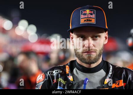 Doha, Katar. März 2024. Der südafrikanische Fahrer Brad Binder von Red Bull KTM Factory Racing reagiert beim Rennen beim MotoGP Grand Prix von Katar in Doha, Katar, am 10. März 2024. Quelle: Qian Jun/Xinhua/Alamy Live News Stockfoto