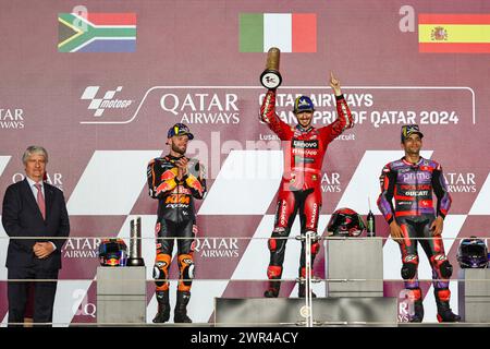 Doha, Katar. März 2024. Der italienische Fahrer Francesco Bagnaia (2. R) des Ducati Lenovo Teams, der südafrikanische Fahrer Brad Binder (2. L) von Red Bull KTM Factory Racing und der spanischer Fahrer Jorge Marin (1. R) von Prima Pramac Racing reagieren während des Rennens beim MotoGP Grand Prix von Katar am 10. März 2024 in Doha, Katar. Quelle: Qian Jun/Xinhua/Alamy Live News Stockfoto