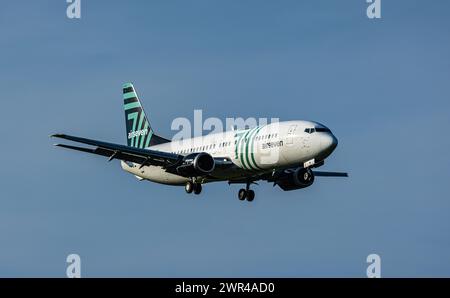 Eine Boeing 737-430 von Airseven befindet sich im Landeanflug auf den Flughafen Zürich. Registrierung OY-ASB. (Zürich, Schweiz, 14.04.2023) Stockfoto