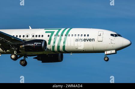 Eine Boeing 737-430 von Airseven befindet sich im Landeanflug auf den Flughafen Zürich. Registrierung OY-ASB. (Zürich, Schweiz, 14.04.2023) Stockfoto