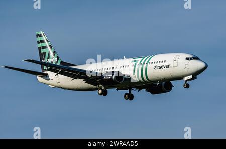 Eine Boeing 737-430 von Airseven befindet sich im Landeanflug auf den Flughafen Zürich. Registrierung OY-ASB. (Zürich, Schweiz, 14.04.2023) Stockfoto