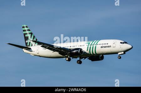 Eine Boeing 737-430 von Airseven befindet sich im Landeanflug auf den Flughafen Zürich. Registrierung OY-ASB. (Zürich, Schweiz, 14.04.2023) Stockfoto