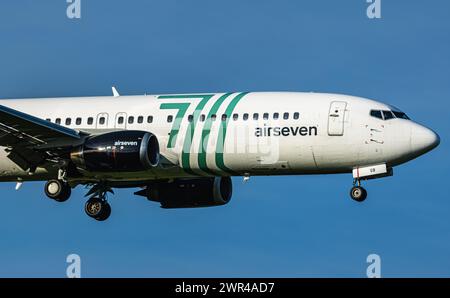 Eine Boeing 737-430 von Airseven befindet sich im Landeanflug auf den Flughafen Zürich. Registrierung OY-ASB. (Zürich, Schweiz, 14.04.2023) Stockfoto