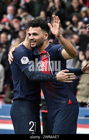 Paris, Frankreich. März 2024. Goncalo Ramos (R) von Paris Saint-Germain feiert sein Tor mit seinem Teamkollegen Lucas Hernandez während des Fußballspiels der französischen Liga 1 zwischen Paris Saint Germain und Stade de Reims im Parc des Princes in Paris, Frankreich, am 10. März 2024. Quelle: Jack Chan/Xinhua/Alamy Live News Stockfoto