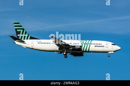 Eine Boeing 737-430 von Airseven befindet sich im Landeanflug auf den Flughafen Zürich. Registrierung OY-ASB. (Zürich, Schweiz, 14.04.2023) Stockfoto