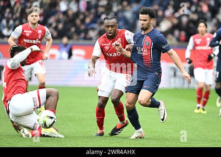 Paris, Frankreich. März 2024. Warren Zaire Emery (R) von Paris Saint-Germain wetteift um den Ball während des Fußballspiels der französischen Liga 1 zwischen Paris Saint Germain und Stade de Reims im Parc des Princes in Paris, Frankreich, 10. März 2024. Quelle: Jack Chan/Xinhua/Alamy Live News Stockfoto