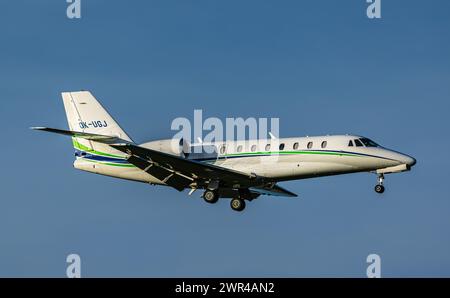 Eine Cessna 680 Citation Sovereign von Smartwings befindet sich im Landeanflug auf den Flughafen Zürich. Registrierung OK-UGJ. (Zürich, Schweiz, 14.04. Stockfoto