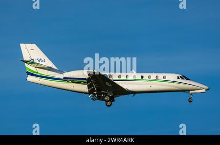 Eine Cessna 680 Citation Sovereign von Smartwings befindet sich im Landeanflug auf den Flughafen Zürich. Registrierung OK-UGJ. (Zürich, Schweiz, 14.04. Stockfoto