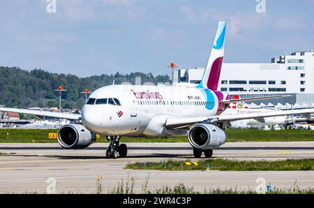 Ein Airbus A319-132 von Eurowings ist auf dem Flughafen Zürich unterwegs zur Startbahn. Registrierung D-AGWC. (Zürich, Schweiz, 03.05.2023) Stockfoto