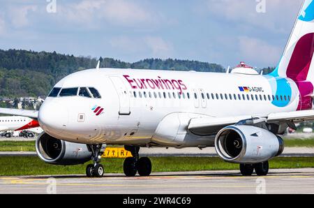 Ein Airbus A319-132 von Eurowings ist auf dem Flughafen Zürich unterwegs zur Startbahn. Registrierung D-AGWC. (Zürich, Schweiz, 03.05.2023) Stockfoto