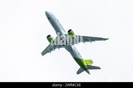 Ein Airbus A220-371 von Air Baltic startete vom Flughafen Zürich. Registrierung YL-ABI. (Zürich, Schweiz, 24.04.2023) Stockfoto