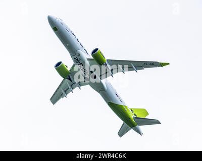 Ein Airbus A220-371 von Air Baltic startete vom Flughafen Zürich. Registrierung YL-ABI. (Zürich, Schweiz, 24.04.2023) Stockfoto