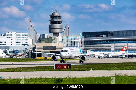 Ein Airbus A319-132 von Eurowings ist auf dem Flughafen Zürich unterwegs zur Startbahn. Registrierung D-AGWA. (Zürich, Schweiz, 03.05.2023) Stockfoto
