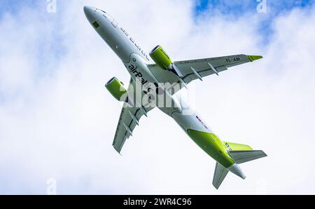 Ein Airbus A220-371 von Air Baltic startete vom Flughafen Zürich. Registrierung YL-ABI. (Zürich, Schweiz, 24.04.2023) Stockfoto