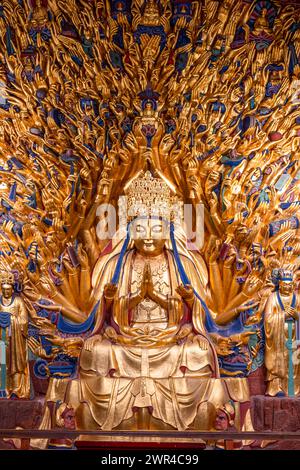 Der Tempel des Goldbuddhas der tausend Hände in Dazu Felsenschnitzerei, Chongqing, China Stockfoto