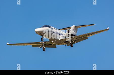 Eine Cessna Citation Jet 525 M2 von Transwing LTD befindet sich im Landeanflug auf die Landebahn 28 des Flughafen Zürich. Registrierung HB-VTW. (Zürich Stockfoto