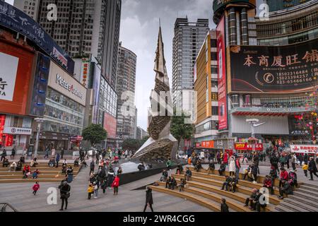 Chongqing, CHINA - 10. Mai 2021 : Dies ist die Jiefangbei Fußgängerzone Chongqing, ein berühmtes Einkaufs- und Reiseziel in der Innenstadt Stockfoto