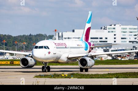 Ein Airbus A319-132 von Eurowings ist auf dem Flughafen Zürich unterwegs zur Startbahn. Registrierung D-AGWA. (Zürich, Schweiz, 03.05.2023) Stockfoto