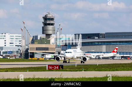 Ein Airbus A318-111 von Air France rollt auf dem Flughafen Zürich zur Startbahn. Registrierung F-GUGL. (Zürich, Schweiz, 03.05.2023) Stockfoto