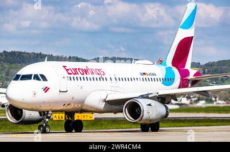 Ein Airbus A319-132 von Eurowings ist auf dem Flughafen Zürich unterwegs zur Startbahn. Registrierung D-AGWA. (Zürich, Schweiz, 03.05.2023) Stockfoto