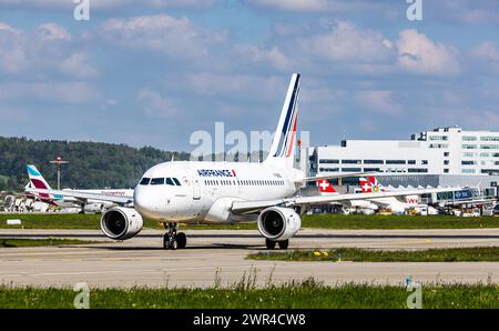 Ein Airbus A318-111 von Air France rollt auf dem Flughafen Zürich zur Startbahn. Registrierung F-GUGL. (Zürich, Schweiz, 03.05.2023) Stockfoto