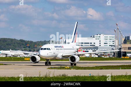 Ein Airbus A318-111 von Air France rollt auf dem Flughafen Zürich zur Startbahn. Registrierung F-GUGL. (Zürich, Schweiz, 03.05.2023) Stockfoto